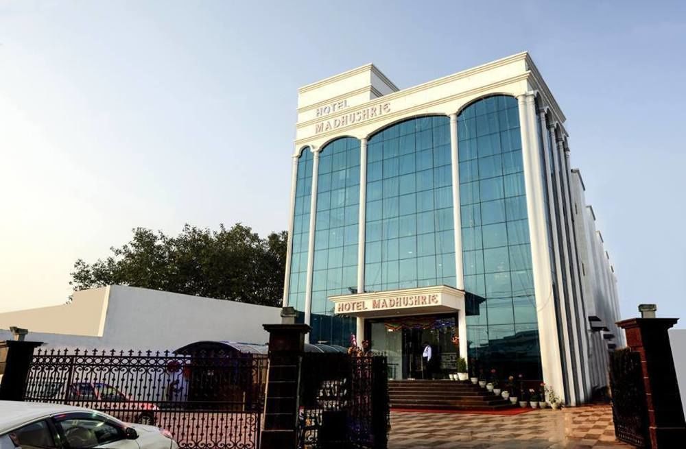 אגרה Hotel Madhushrie מראה חיצוני תמונה