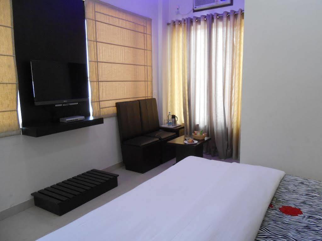 אגרה Hotel Madhushrie מראה חיצוני תמונה
