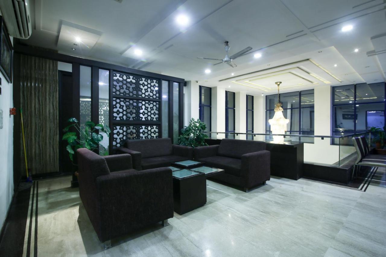 אגרה Hotel Madhushrie מראה חיצוני תמונה