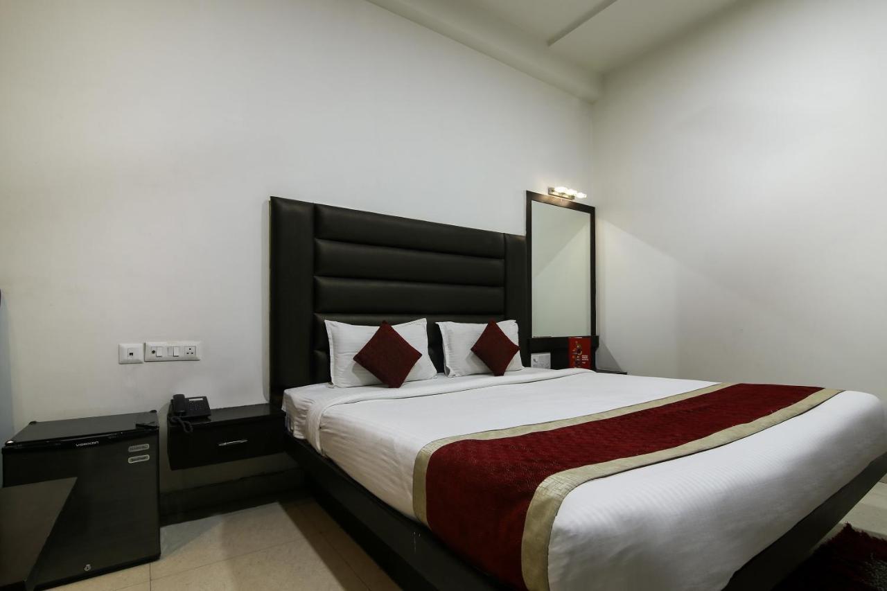 אגרה Hotel Madhushrie מראה חיצוני תמונה